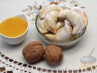 Фото к рецепту: Песочное печенье "Полумесяцы" с мёдом, орехами и корицей