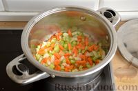 Фото приготовления рецепта: Куриный суп с нутом и томатами - шаг №7