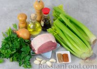 Фото приготовления рецепта: Мясной салат с сельдереем, луком и соевым соусом - шаг №1