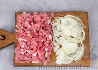 Фото приготовления рецепта: Мясной салат с сельдереем, луком и соевым соусом - шаг №2