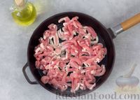 Фото приготовления рецепта: Мясной салат с сельдереем, луком и соевым соусом - шаг №5