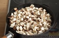 Фото приготовления рецепта: Жареные дрожжевые пирожки с картошкой и грибами - шаг №10