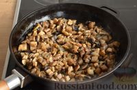 Фото приготовления рецепта: Жареные дрожжевые пирожки с картошкой и грибами - шаг №11
