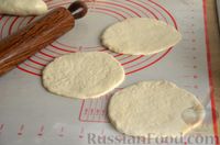 Фото приготовления рецепта: Жареные дрожжевые пирожки с картошкой и грибами - шаг №16