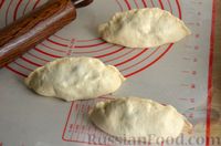 Фото приготовления рецепта: Жареные дрожжевые пирожки с картошкой и грибами - шаг №18