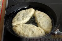Фото приготовления рецепта: Жареные дрожжевые пирожки с картошкой и грибами - шаг №20