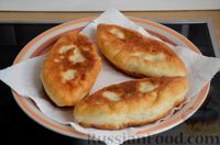 Фото приготовления рецепта: Жареные дрожжевые пирожки с картошкой и грибами - шаг №22