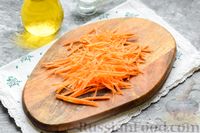 Фото приготовления рецепта: Салат с капустой, рисом, морковью, черносливом и орехами - шаг №4