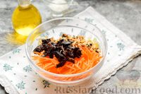 Фото приготовления рецепта: Салат с капустой, рисом, морковью, черносливом и орехами - шаг №6