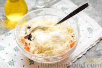 Фото приготовления рецепта: Салат с капустой, рисом, морковью, черносливом и орехами - шаг №7
