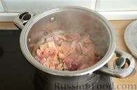 Фото приготовления рецепта: Картошка, тушенная с курицей и консервированной фасолью - шаг №3