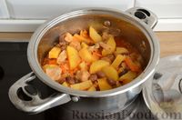 Фото приготовления рецепта: Картошка, тушенная с курицей и консервированной фасолью - шаг №11