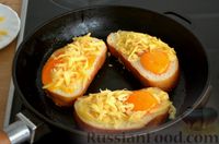Фото приготовления рецепта: Яичница в хлебе, с сыром и колбасой - шаг №9