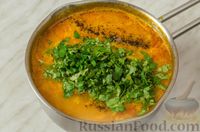 Фото приготовления рецепта: Пряный куриный суп с чечевицей, томатами и морковной "лапшой" - шаг №13