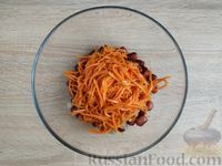 Фото приготовления рецепта: Салат из фасоли с морковью по-корейски, жареным луком и зеленью - шаг №8