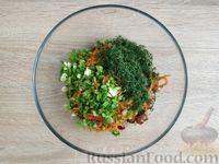 Фото приготовления рецепта: Салат из фасоли с морковью по-корейски, жареным луком и зеленью - шаг №11