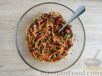 Фото приготовления рецепта: Салат из фасоли с морковью по-корейски, жареным луком и зеленью - шаг №12