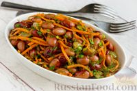 Фото приготовления рецепта: Салат из фасоли с морковью по-корейски, жареным луком и зеленью - шаг №13
