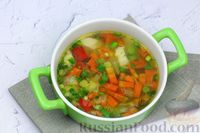 Фото приготовления рецепта: Куриный суп с булгуром, зелёным горошком и овощами - шаг №11