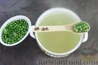 Фото приготовления рецепта: Куриный суп с булгуром, зелёным горошком и овощами - шаг №7