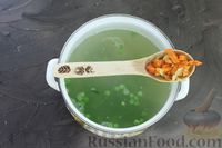 Фото приготовления рецепта: Куриный суп с булгуром, зелёным горошком и овощами - шаг №8