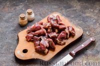 Фото приготовления рецепта: Картошка с грибами и куриными сердечками (в рукаве) - шаг №6
