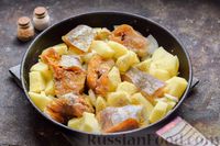 Фото приготовления рецепта: Минтай, тушенный с картошкой и сметаной - шаг №7