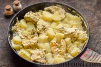 Фото приготовления рецепта: Минтай, тушенный с картошкой и сметаной - шаг №9