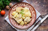 Фото приготовления рецепта: Минтай, тушенный с картошкой и сметаной - шаг №10