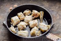 Фото приготовления рецепта: Рыба, тушенная в томатном соусе с грибами - шаг №4