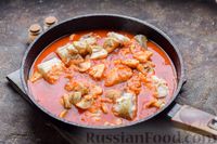 Фото приготовления рецепта: Рыба, тушенная в томатном соусе с грибами - шаг №7