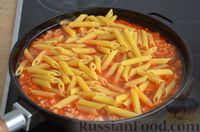 Фото приготовления рецепта: Макароны с фаршем, консервированной фасолью и сладким перцем (на сковороде) - шаг №7