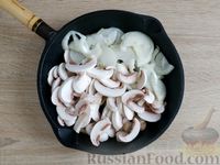 Фото приготовления рецепта: Макароны с фасолью, грибами и помидорами - шаг №4