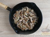 Фото приготовления рецепта: Макароны с фасолью, грибами и помидорами - шаг №6