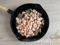 Фото приготовления рецепта: Макароны с фасолью, грибами и помидорами - шаг №8