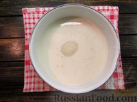 Фото приготовления рецепта: Дрожжевые пирожки на молоке, с тушёной капустой (в духовке) - шаг №4