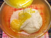 Фото приготовления рецепта: Дрожжевые пирожки на молоке, с тушёной капустой (в духовке) - шаг №10
