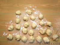 Фото приготовления рецепта: Дрожжевые пирожки на молоке, с тушёной капустой (в духовке) - шаг №16