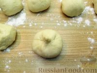 Фото приготовления рецепта: Дрожжевые пирожки на молоке, с тушёной капустой (в духовке) - шаг №18