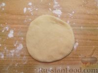 Фото приготовления рецепта: Дрожжевые пирожки на молоке, с тушёной капустой (в духовке) - шаг №19