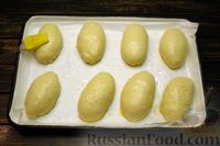 Фото приготовления рецепта: Дрожжевые пирожки на молоке, с тушёной капустой (в духовке) - шаг №24
