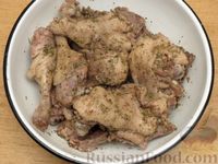 Фото приготовления рецепта: Утка, запечённая с картошкой и черносливом (в рукаве) - шаг №8
