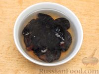 Фото приготовления рецепта: Утка, запечённая с картошкой и черносливом (в рукаве) - шаг №9