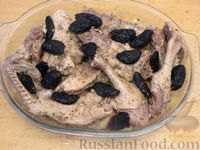 Фото приготовления рецепта: Утка, запечённая с картошкой и черносливом (в рукаве) - шаг №13