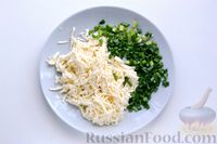 Фото приготовления рецепта: Салат с крабовыми палочками, плавленым сыром, яйцами и зелёным луком - шаг №4