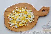 Фото приготовления рецепта: Салат с крабовыми палочками, плавленым сыром, яйцами и зелёным луком - шаг №6