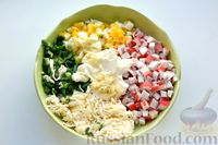 Фото приготовления рецепта: Салат с крабовыми палочками, плавленым сыром, яйцами и зелёным луком - шаг №7