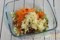 Фото приготовления рецепта: Салат с сельдереем, яблоком, морковью и изюмом - шаг №5
