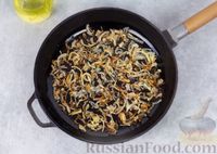 Фото приготовления рецепта: Салат из жареных шампиньонов, сыра и кукурузы - шаг №3
