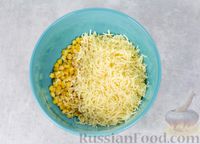 Фото приготовления рецепта: Салат из жареных шампиньонов, сыра и кукурузы - шаг №6